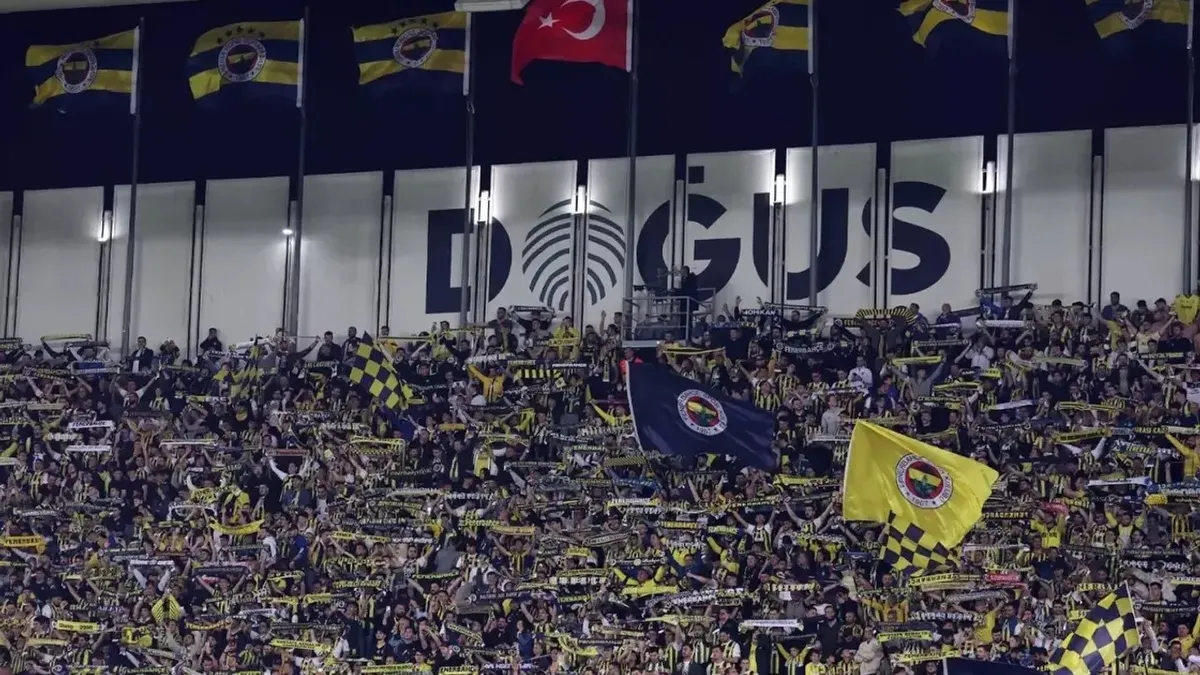 Fenerbahçe'de derbi heyecanı! Eski futbolcular taraftarlarla buluştu