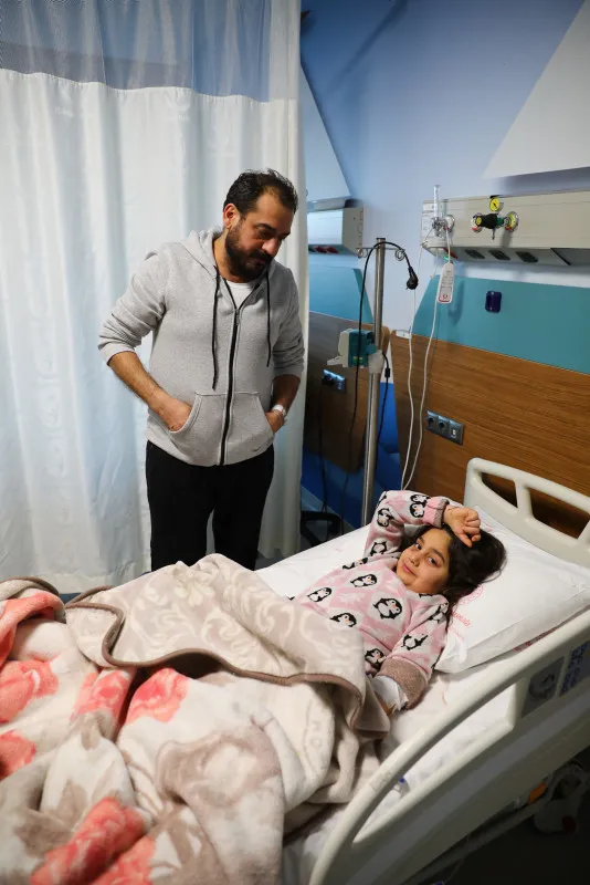 Enkazdan 101 saat sonra çıkarıldı! Baba ve kızının mucize kurtuluşu görenleri duygulandırdı - 2