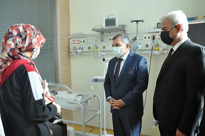 Sağlık Bakanı Fahrettin Koca'nın paylaştığı "aceleci bebek" ve annesinin sağlık durumu iyi - 1