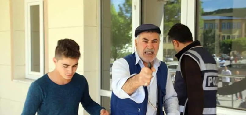 Oğlu sınava geç kaldı, kapıları yumrukladı
