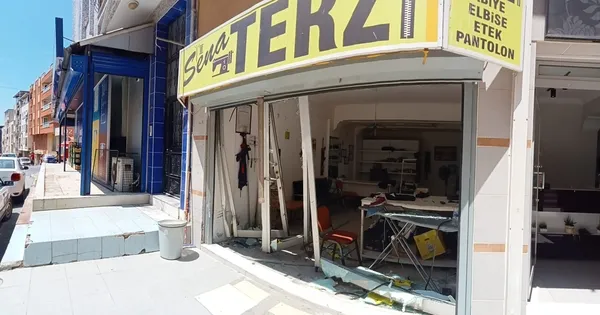 izmirde-direksiyon-kontrolunu-kaybeden-arac-dukkana-daldi-o-anlar-kamerada-1654088208890.jpg İzmir’de direksiyon kontrolünü kaybeden araç dükkana daldı! O anlar kamerada - 4