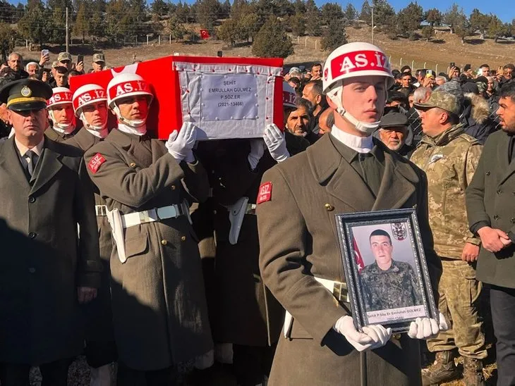 Türkiye şehitlerini uğurluyor! Tabutunun başında gözyaşları sel oldu | Bu acıya yürek dayanmaz