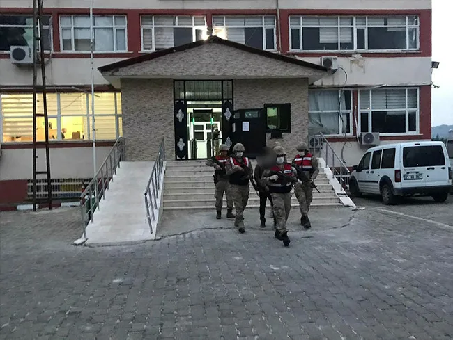 Diyarbakır’da örgüt üyeliğinden aranan şahıs, kumar oynarken yakalandı - 2
