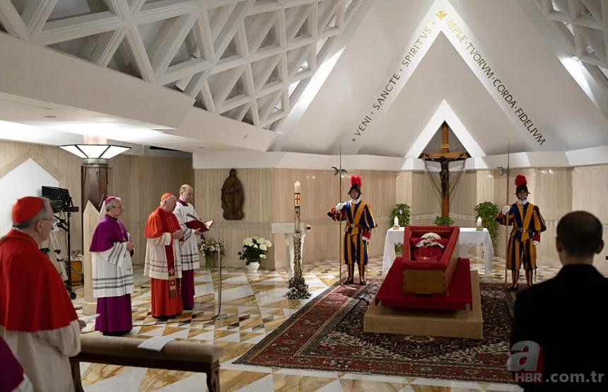 Vatikan Papa Francis'in tabuttaki görüntülerini paylaştı: Çarpıcı görüntüler... 7
