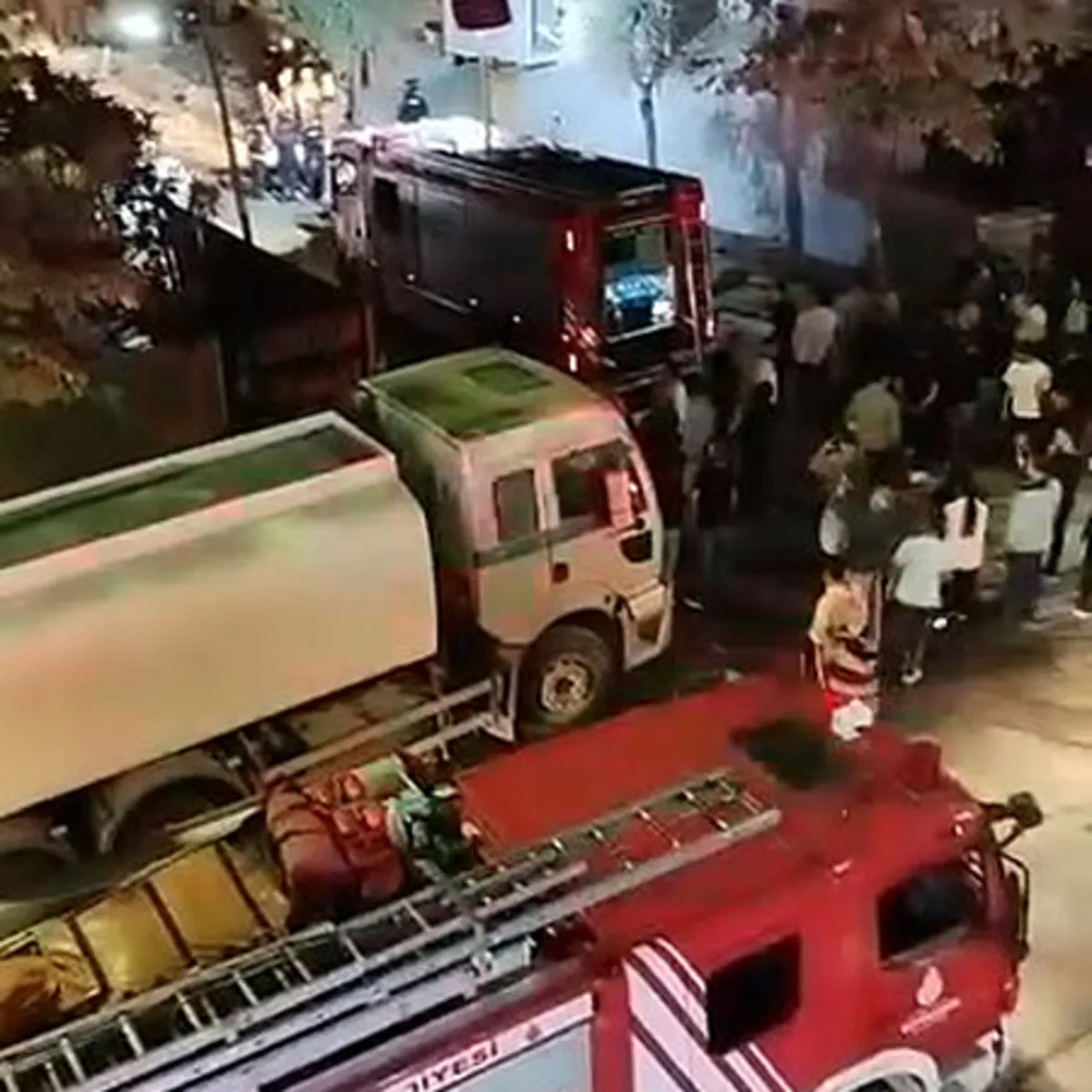 Küçükçekmece'de yıkım sırasındaki bina çöktü: 2 yaralı! O anlar kamerada