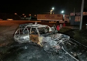 Yanan otomobili bırakıp kaçtı! Aracın üzerindeki piknik tüpü dikkat çekti