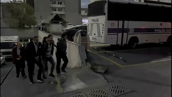 İstanbul merkezli 4 ildeki borsada dolandırıcılık soruşturmasında yeni gelişme: Mehmet Akdere dahil 5 kişi tutuklandı