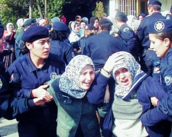 okurken-terk-etmek-zorunda-kaldilar-28-subat-magdurlar-hak-ettikleri-yere-geldi-melek-arik-17-yil-sonra-cerrah-1645950307233.jpg Okurken terk etmek zorunda kaldılar! 28 Şubat mağdurları hak ettikleri yere geldi: Melek Arık 17 yıl sonra Cerrahpaşa’ya döndü - 4