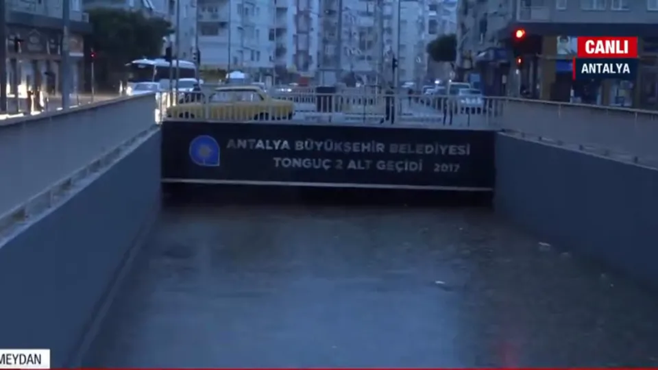 Antalya’yı sağanak vurdu! Alt geçit gölete döndü... Selde bir can kaybı | A Haber bölgede