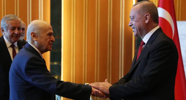 son-secim-anketi-gundemi-salladi-o-partiler-ters-kose-yeni-ittifakin-adi-ve-liderini-duyurdu-1670100660497.jpg Son seçim anketi gündemi salladı! O partiler ters köşe! Yeni ittifakın adı ve liderini duyurdu... - 10