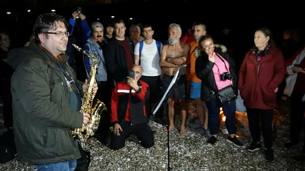 1640987372750.jpg Yeni yılı denize girerek kutladılar: Müzik eşliğinde dans ettiler - 2