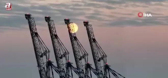 Dolunay Ambarlı limanıyla görüntülendi