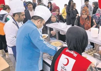 Turkuvaz Medya deprem bölgesinde iftar çadırı açtı: Bu zor günleri el birliğiyle atlatacağız