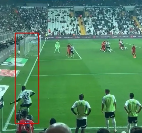 besiktasin-iptal-edilen-golunu-erman-toroglu-yorumladi-top-sahadan-cikti-mi-1692569522858.jpg Beşiktaş'ın iptal edilen golünü Erman Toroğlu yorumladı! Top sahadan çıktı mı? - 3