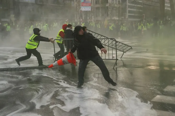 Sarı yeleklilerin protestosu Brüksel’e sıçradı