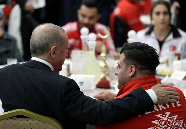 baskan-erdogandan-sporcularla-duzenlenen-iftar-programinda-onemli-aciklamalar-1650481983040.jpg Başkan Erdoğan'dan sporcularla düzenlenen iftar programında önemli açıklamalar - 2
