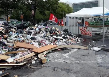 Fransa'da çöp yığınları oluşmaya başladı