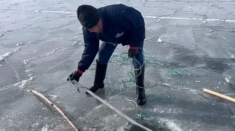 Eskimo usulü balık avı başladı! Çıldır Gölü buz tutunca bu yönteme başvurdular