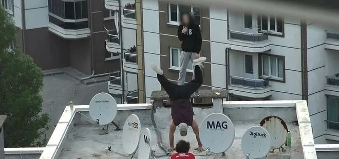 Bursa’da gençlerden apartman çatısında tehlikeli gösteri! Yürekler ağza geldi