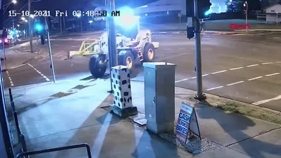 Akılalmaz soygun! İş makinesiyle...