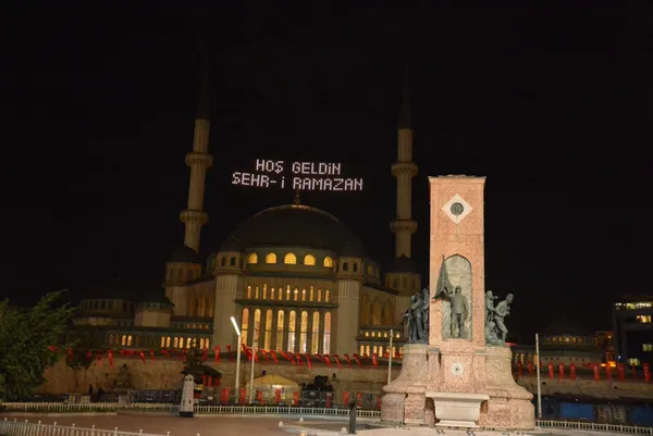 1619038262412.jpg Taksim Camii mahyalar ile süslendi! Kartpostallık görüntüler... - 1