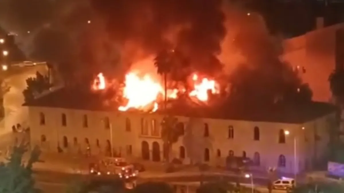 Mersin'deki Tarihi Halk Kütüphanesi alevler içinde
