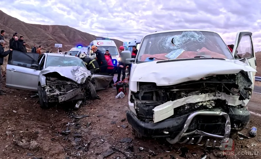 Aksaray’da facia gibi kaza! Minibüs ile otomobil kafa kafaya çarpıştı: 6 yaralı 1