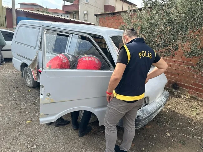 depremzedelere-ait-hasarli-araclarin-sase-numaralarini-calinti-araclara-takan-cete-cokertildi-1708446539474.jpg Depremzedelere ait hasarlı araçların şase numaralarını çalıntı araçlara takan çete çökertildi - 2