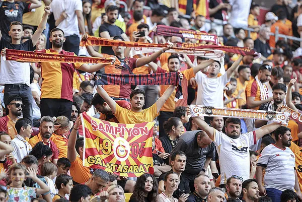 Galatasaray’da yıldızlar geçidi! İmza töreninde taraftarlar stadyumu doldurdu