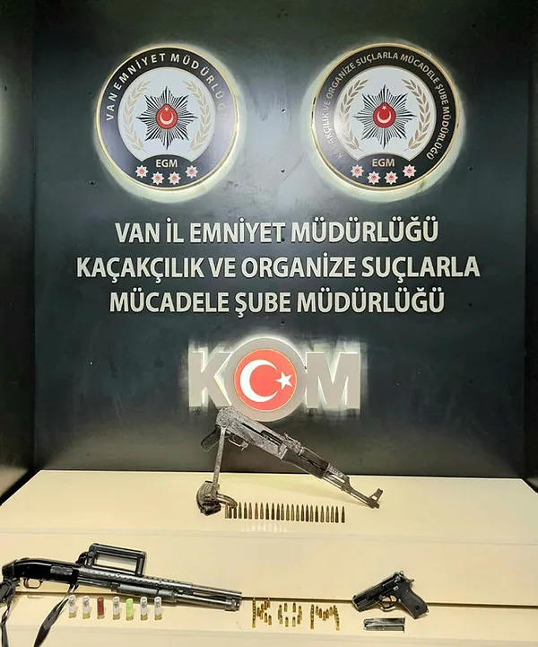 vanda-kacakcilik-operasyonu-iste-ele-gecirilenler-1665985745705.jpg Van’da kaçakçılık operasyonu! İşte ele geçirilenler... - 2