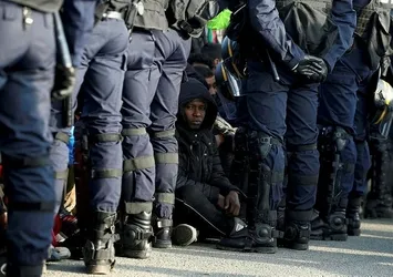 Fransız polisi sığınmacılara saldırdı