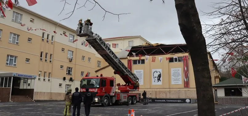 İstanbul'da 'turuncu' alarm! Okulun çatısı uçtu