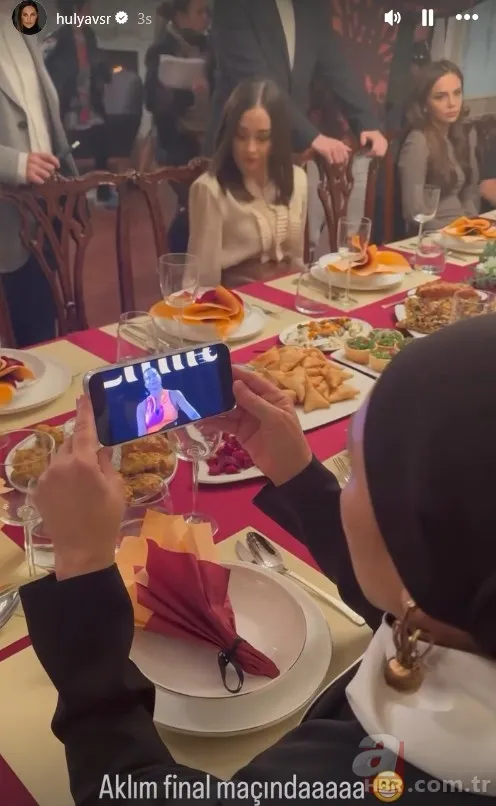 Hülya Avşar'ın maç keyfi: "Aynı Yağmur Altında" setinden paylaştı 4