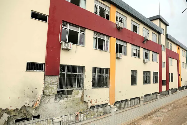 1669115738084.jpg PKK'nın Karkamış'a yaptığı saldırıda hasar gören okulun etrafındaki enkaz kaldırıldı - 1
