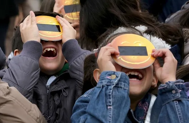 sakin-ciplak-gozle-bakmayin-kalici-korluge-sebep-olabilir-25-ekim-gunes-tutulmasi-icin-uzmanlardan-flas-uyari-1666678681229.jpg Sakın çıplak gözle bakmayın! Kalıcı körlüğe sebep olabilir! 25 Ekim Güneş Tutulması için uzmanlardan flaş uyarı - 7