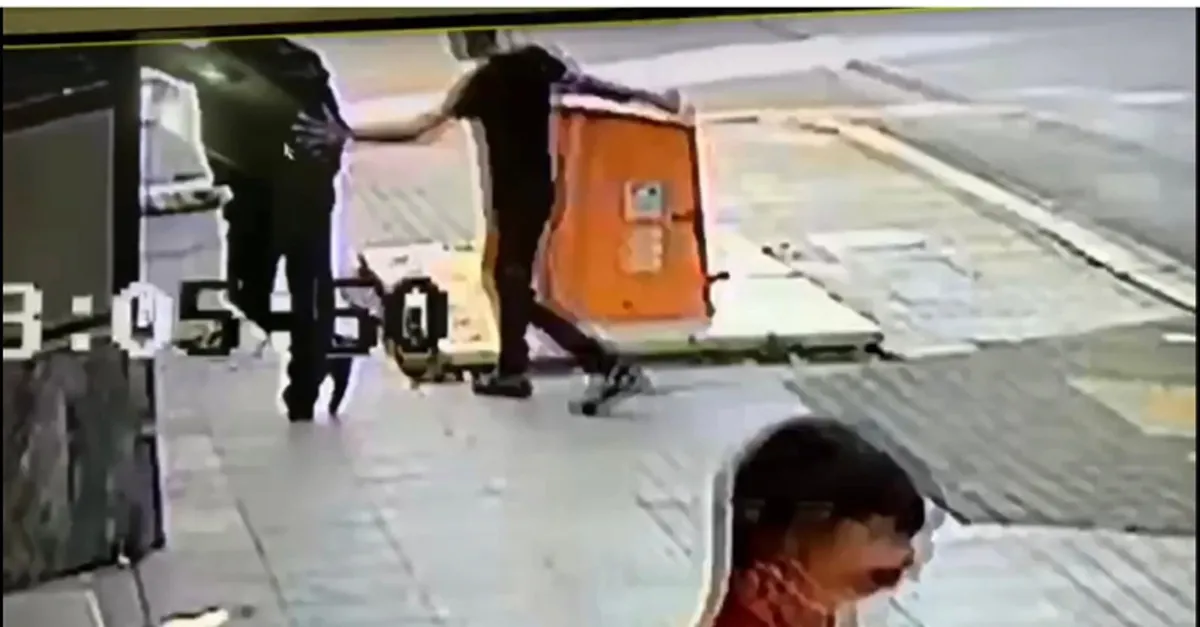 Son dakika: İstanbul'da cadde ortasında dehşet! Arkasından yaklaşıp... |Video
