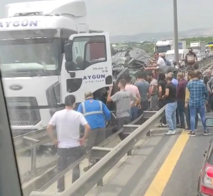 Son dakika: Hadımköy'de feci kaza! TIR ile bariyer arasında sıkıştı - 2