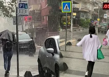 Sağanak yağışa hazırlıksız yakalananlar kaçacak yer aradı