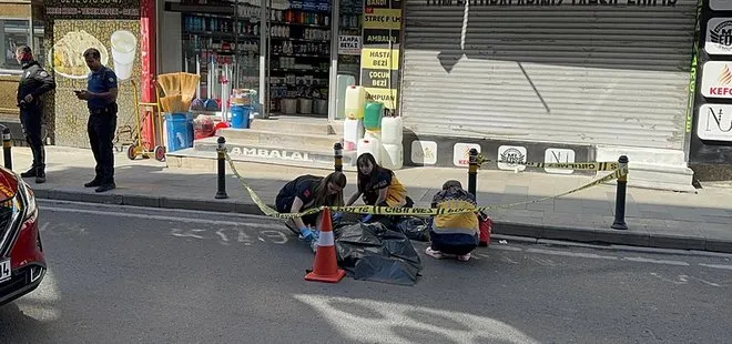 Küçükçekmece'de fenalaşıp yola yığılan adamın üzerinden araç geçti