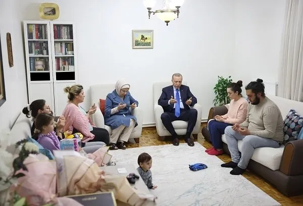 Başkan Recep Tayyip Erdoğan Ankara’da depremzede aileyi ziyaret etti