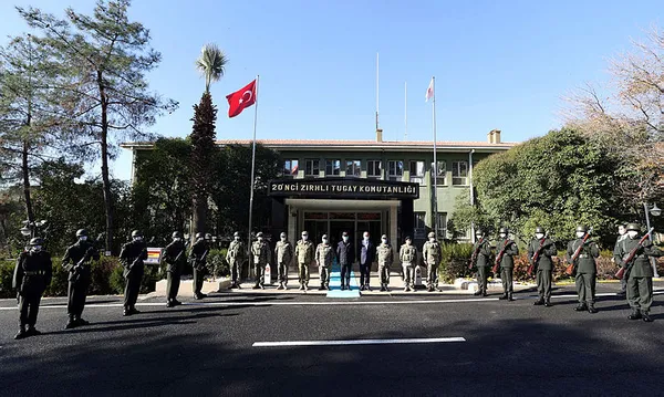 Son dakika: Milli Savunma Bakanı Akar ve komuta kademesi sınır birliklerini denetledi