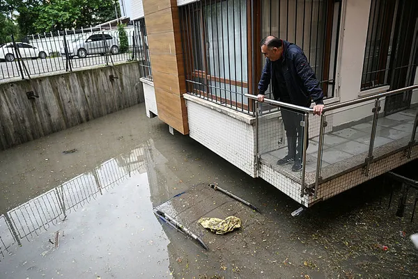 ankara-sular-altinda-mansur-yavas-kilicdaroglunun-izinde-faturayi-askiye-kesti-kendini-kurtaracagini-saniyor-1686764616560.jpg Sular altında kalan Ankara'da Mansur Yavaş faturayı ASKİ'ye kesti: Genel Müdürü görevden aldı-3