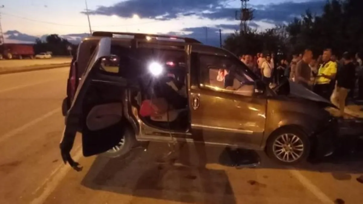 Facianın eşiğinden dönüldü! Yolcu dolu otobüs ve araç birbirine girdi