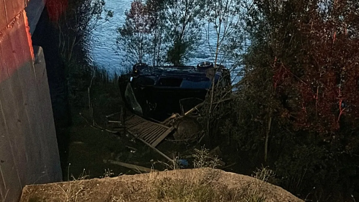 Sivas'ta feci kaza! Minibüs dereye devrildi: 4 yaralı