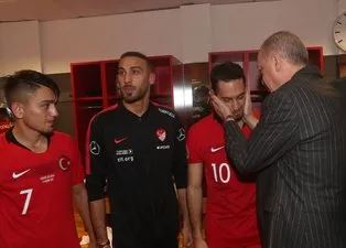 Başkan Erdoğan Türkiye-İzlanda maçı sonrası futbolcuları soyunma odasında ziyaret etti