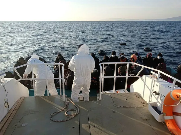 son-dakika-yunanistan-olume-terk-etmisti-turkiye-35-duzensiz-gocmeni-kurtardi-1646072335472.jpg Son dakika: Yunanistan ölüme terk etmişti! Türkiye 35 düzensiz göçmeni kurtardı - 1