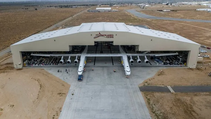 Dünyanın en büyük uçağı: Stratolaunch