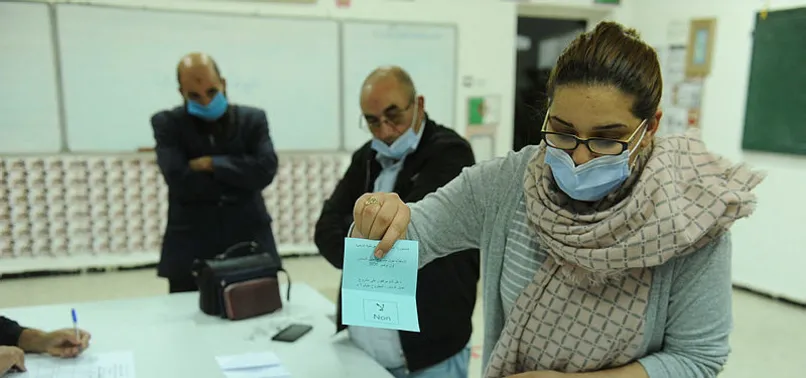 Cezayir'de katılımın düşük olduğu referandum sona erdi