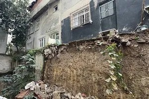 İstinat duvarı çöktü iki bina tahliye edildi