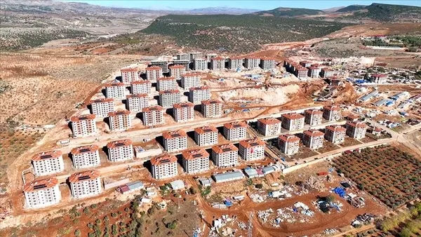 Asrın felaketinde binlerce bina yıkılmıştı! Uluslararası gazeteciler izlenimlerini aktardı: Depreme dayanıklı modern bina ve tesislerin kurulması takdire şayan